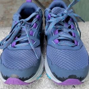 NEW BALANCE WOMEN'S RUNNING SHOES!